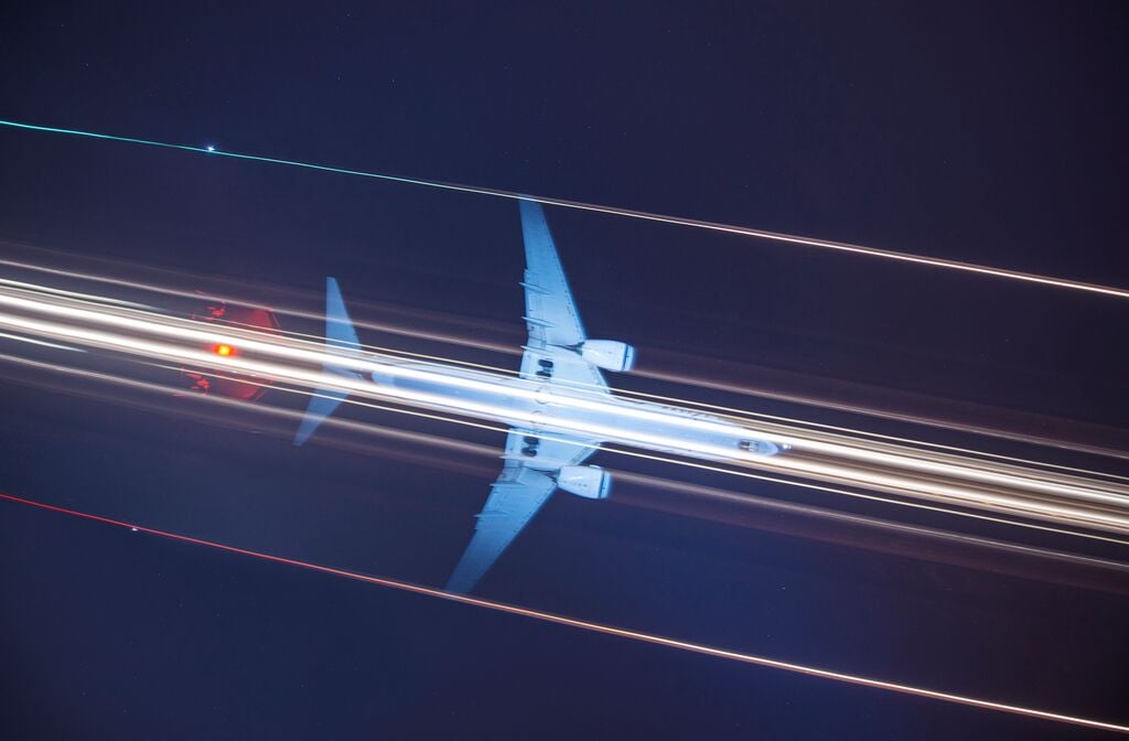 Image of flying airplane